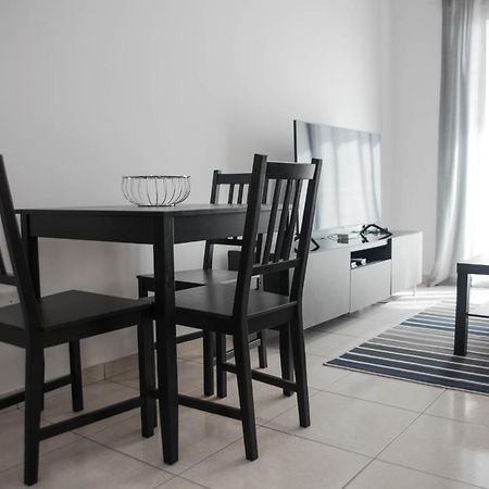 Renovated One Bedroom Apartment In Paphos With Pool ภายนอก รูปภาพ