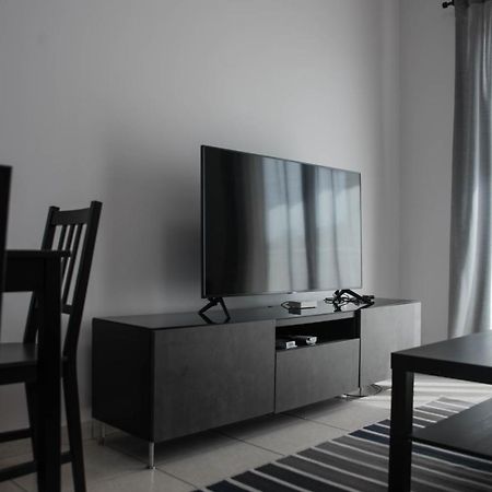 Renovated One Bedroom Apartment In Paphos With Pool ภายนอก รูปภาพ