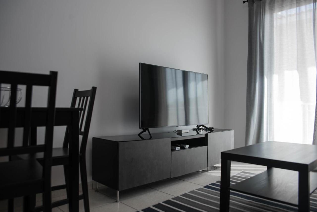 Renovated One Bedroom Apartment In Paphos With Pool ภายนอก รูปภาพ