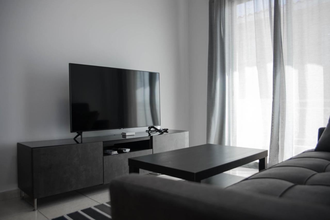 Renovated One Bedroom Apartment In Paphos With Pool ภายนอก รูปภาพ