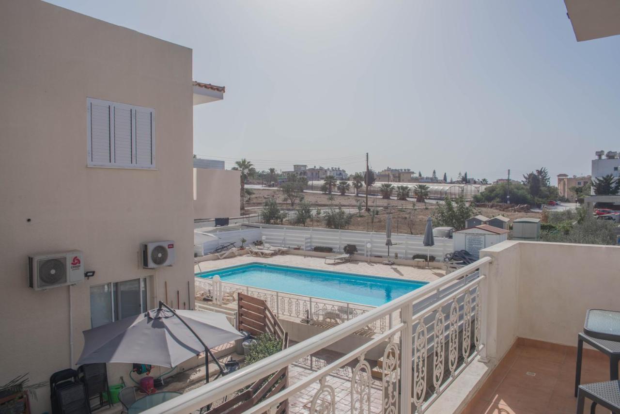 Renovated One Bedroom Apartment In Paphos With Pool ภายนอก รูปภาพ