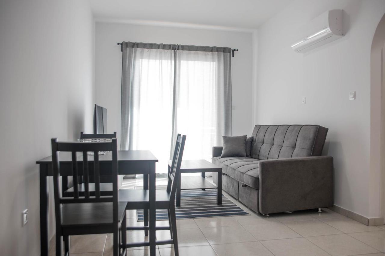 Renovated One Bedroom Apartment In Paphos With Pool ภายนอก รูปภาพ