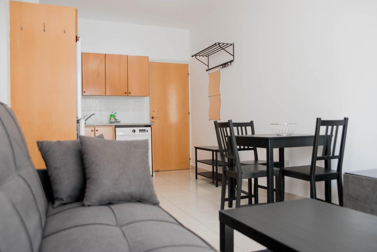 Renovated One Bedroom Apartment In Paphos With Pool ภายนอก รูปภาพ