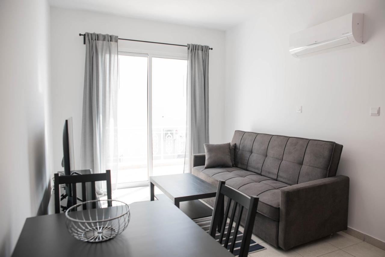 Renovated One Bedroom Apartment In Paphos With Pool ภายนอก รูปภาพ