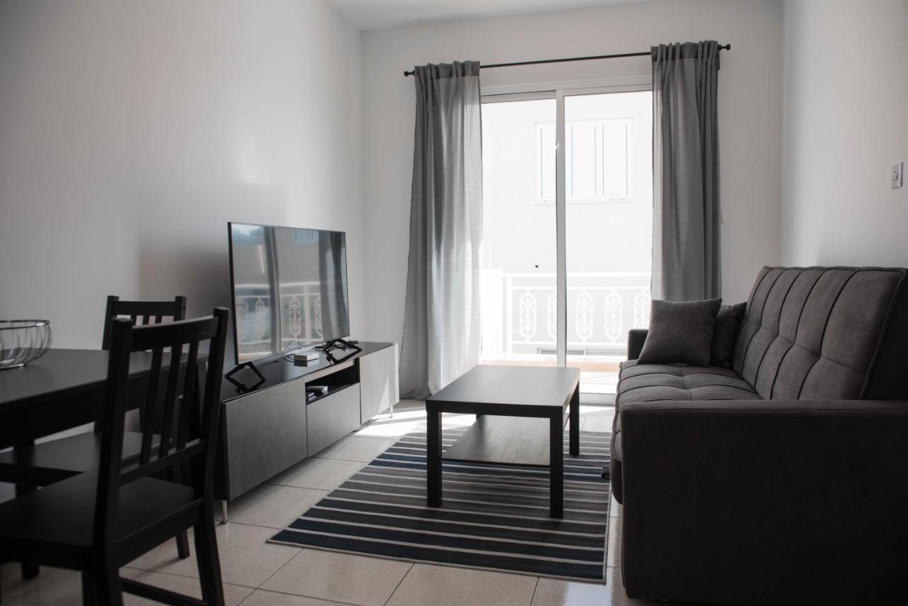 Renovated One Bedroom Apartment In Paphos With Pool ภายนอก รูปภาพ