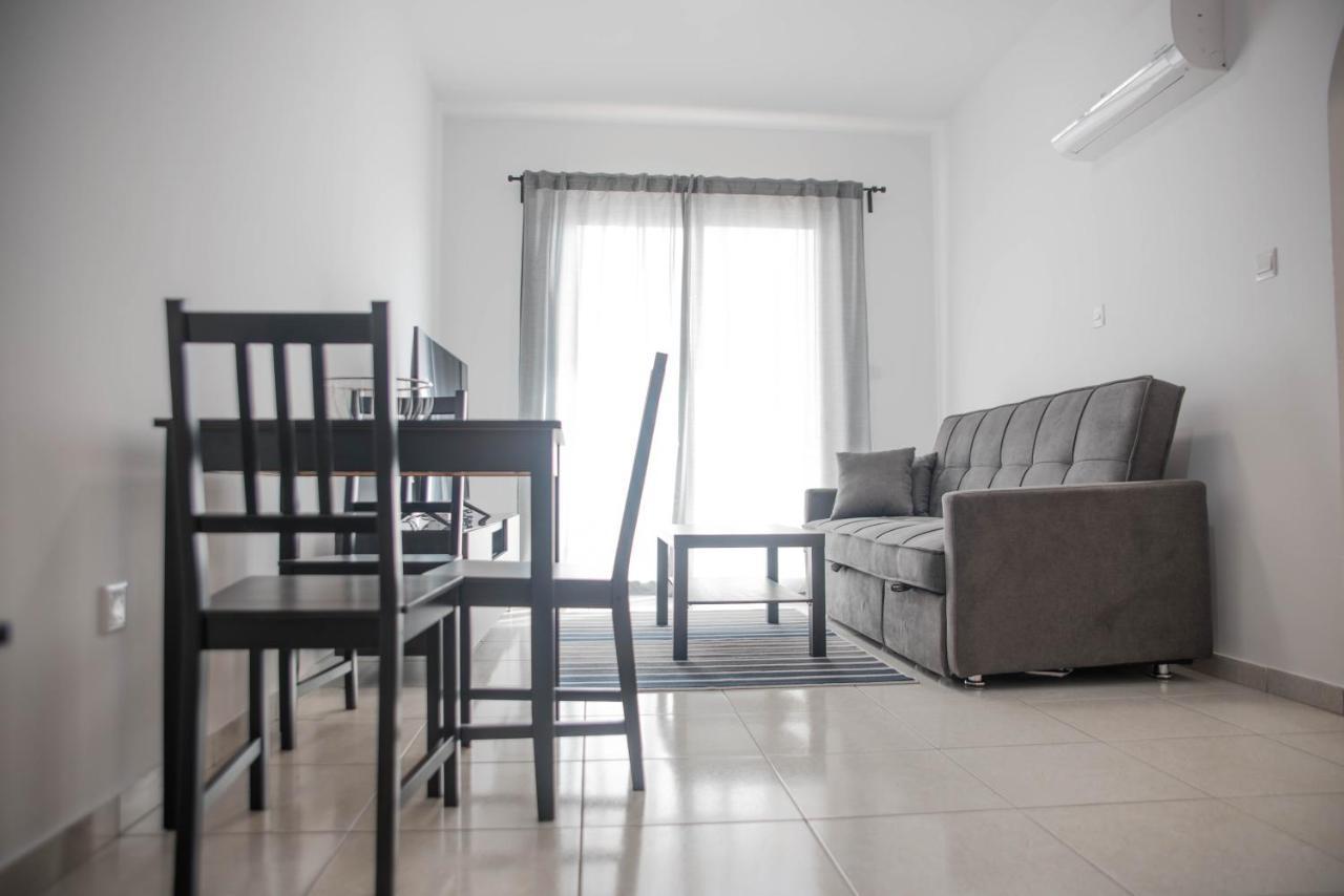 Renovated One Bedroom Apartment In Paphos With Pool ภายนอก รูปภาพ