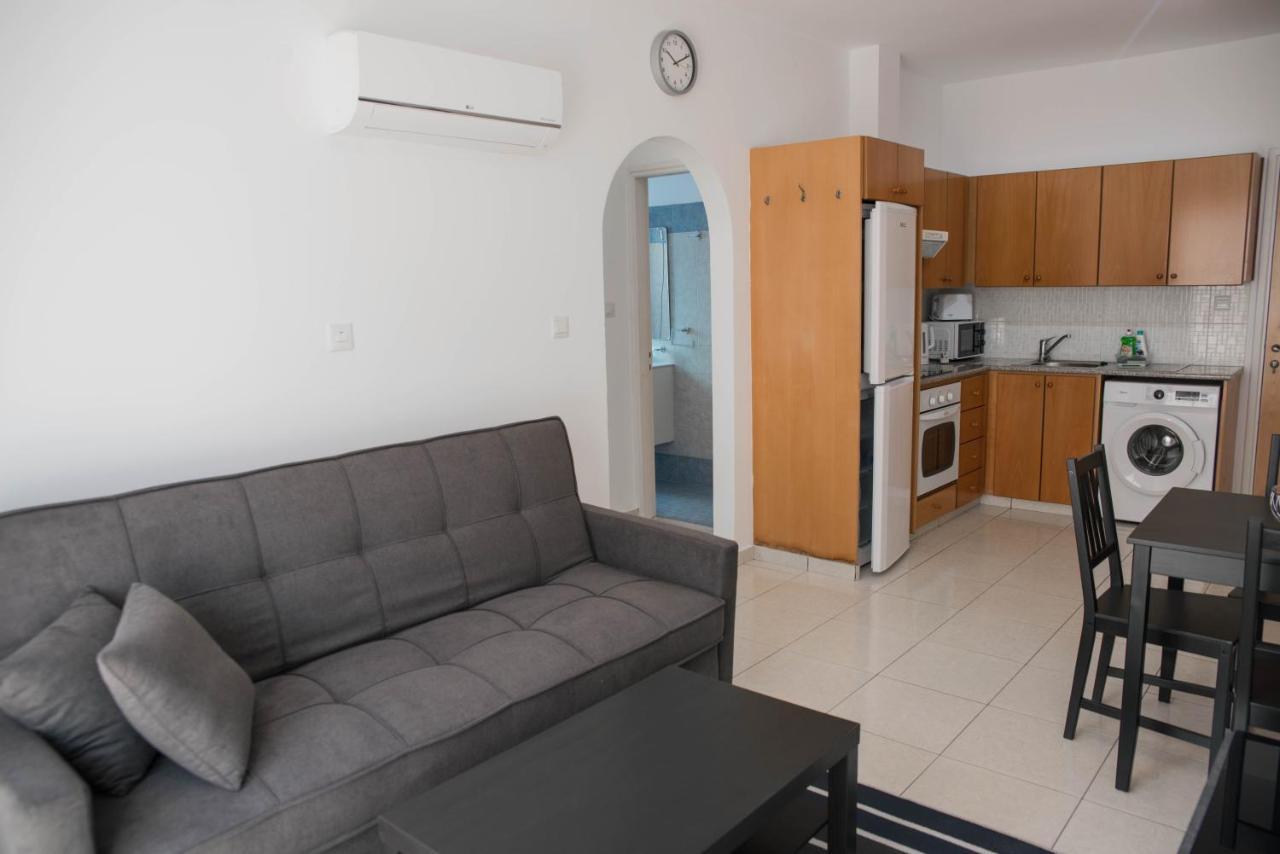Renovated One Bedroom Apartment In Paphos With Pool ภายนอก รูปภาพ
