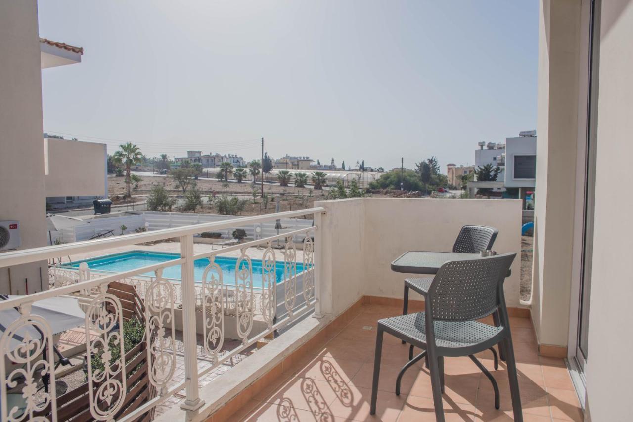 Renovated One Bedroom Apartment In Paphos With Pool ภายนอก รูปภาพ